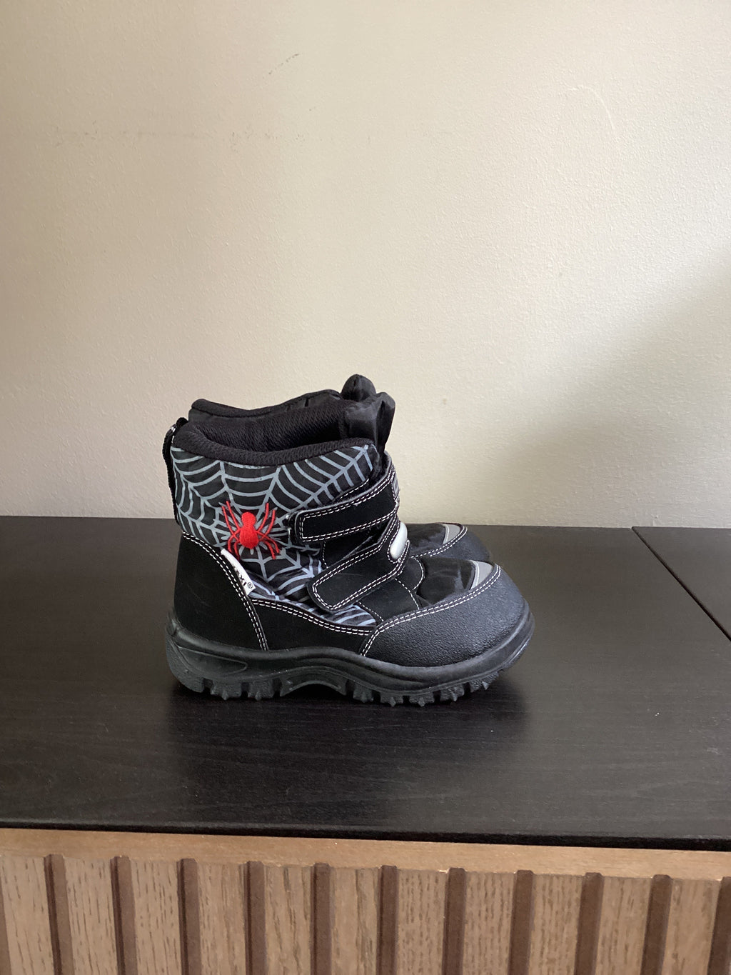 Stoere moonboots met spinnenwebprint! Maat 28